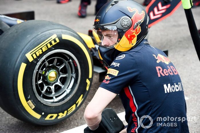 Mecánico de Red Bull Racing durante la práctica de parada en boxes