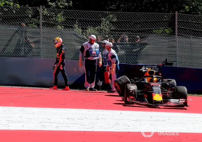 Max Verstappen, Red Bull Racing RB15, crashes