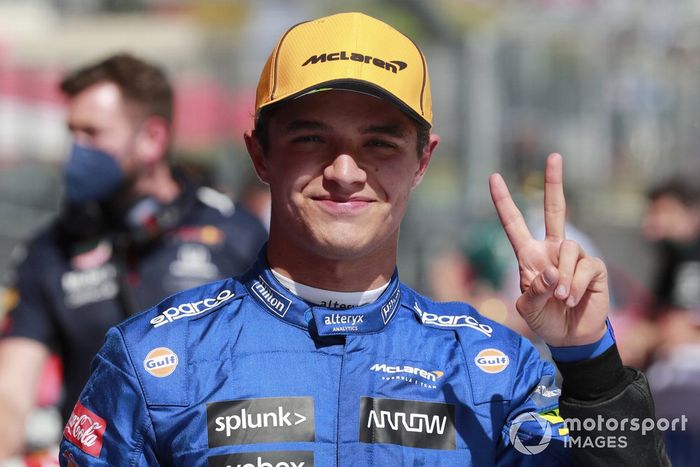 Segundo puesto Lando Norris, McLaren, celebra en Parc Ferme