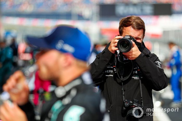 Un fotógrafo toma una foto del segundo lugar Valtteri Bottas, Mercedes en el Parc Ferme