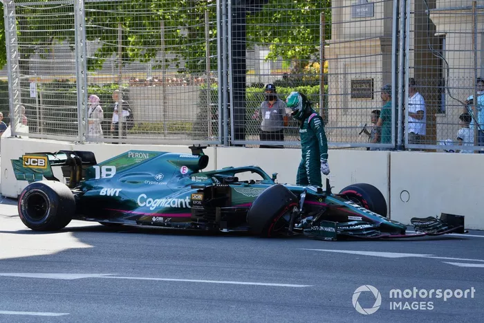 Lance Stroll, Aston Martin AMR21, se aleja de su coche tras chocar con el muro