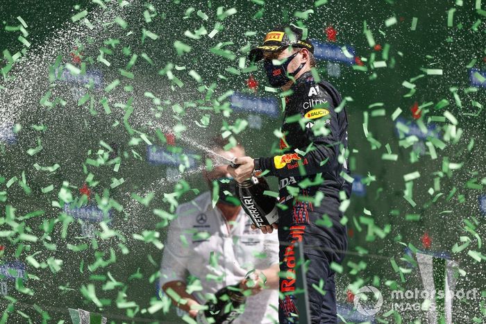 Podio: ganador de la carrera Lewis Hamilton, Mercedes, y el segundo lugar Max Verstappen, Red Bull Racing