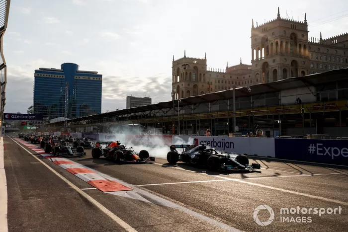 Lewis Hamilton, Mercedes W12 se bloquea y se sigue de largo al reinicio, Pérez, Red Bull Racing RB16B 