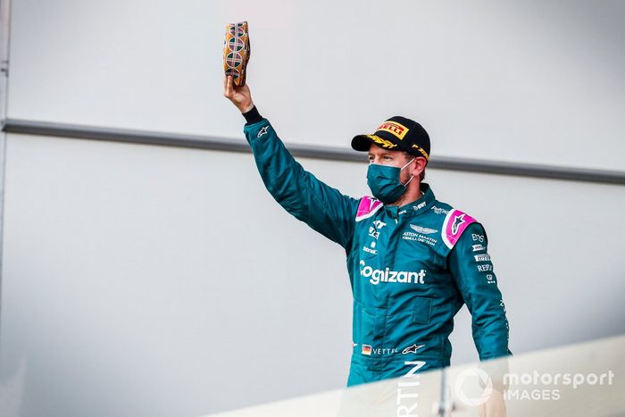 Podio: segundo lugar Sebastian Vettel, Aston Martin