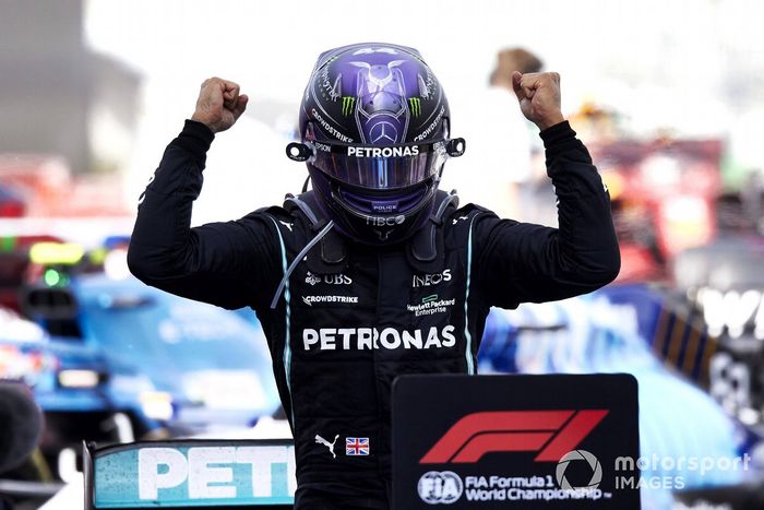 Lewis Hamilton, Mercedes, primera posición, lo celebra en el Parque Cerrado