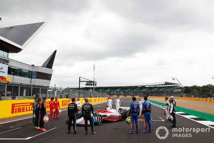 El evento de lanzamiento del coche de Fórmula 1 de 2022 en la parrilla de Silverstone