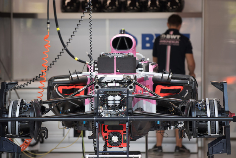 La Racing Point Force India VJM11 au garage
