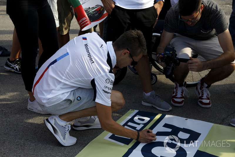 Marco Wittmann, BMW Team RMG sign the banner for Robert Wickens