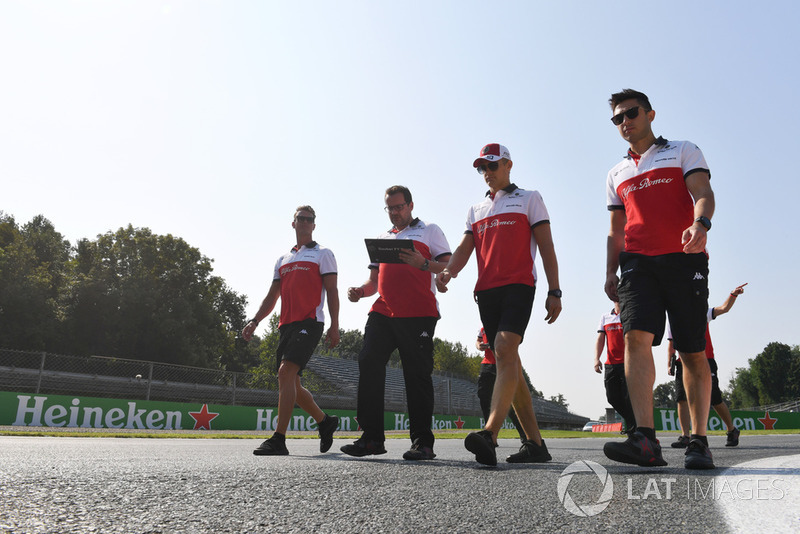 Marcus Ericsson, Sauber walks the track