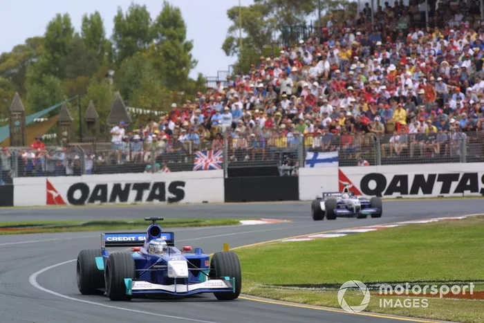 Raikkonen estreou na F1 em 2001, pela Sauber. O então menino só tinha 23 corridas no 'cartel', o que gerou críticas de muitos pela inexperiência do piloto. Entretanto, Kimi chegou chegando na Austrália.  O finlandês saiu na 13ª posição no grid e fez uma corrida conservadora, mas muito consistente, para terminar na sexta colocação, marcando um ponto em sua primeira prova (na época, apenas os seis primeiros pontuavam). Botou moral!