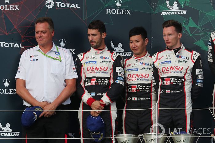 Podio: segundos #7 Toyota Gazoo Racing Toyota TS050: Mike Conway, Kamui Kobayashi, Jose Maria Lopez