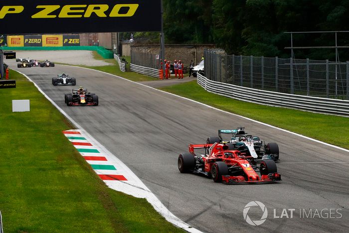 Kimi Raikkonen, Ferrari SF71H y Lewis Hamilton, Mercedes AMG F1 W09 