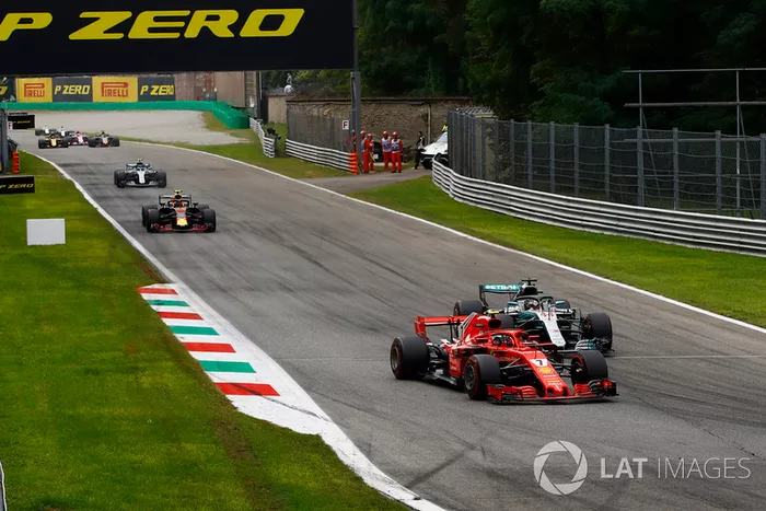 Kimi Raikkonen, Ferrari SF71H y Lewis Hamilton, Mercedes AMG F1 W09 