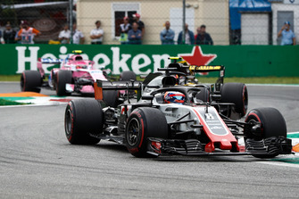 Romain Grosjean, Haas F1 Team VF-18, voor Carlos Sainz Jr., Renault Sport F1 Team R.S. 18, en Esteban Ocon, Racing Point Force India VJM11