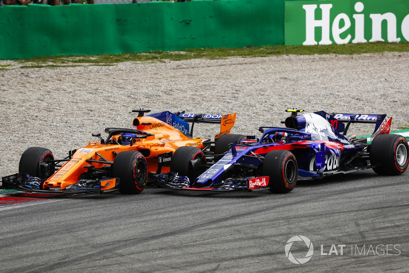 Fernando Alonso, McLaren MCL33, y Pierre Gasly, Toro Rosso STR13, batallan rueda a rueda