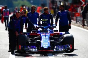 Les ingénieurs de Toro Rosso avec la voiture de Pierre Gasly, Toro Rosso STR13