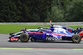 Brendon Hartley, Scuderia Toro Rosso STR13 ve Valtteri Bottas, Mercedes AMG F1 W09