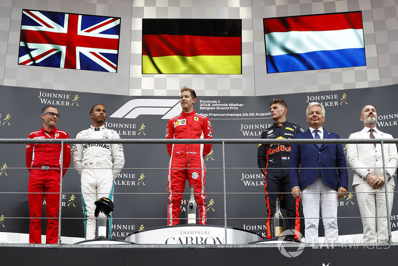 Zwycięzca Sebastian Vettel, Ferrari, świętuje na podium, po bokach Lewis Hamilton, Mercedes AMG F1, i Max Verstappen, Red Bull Racing