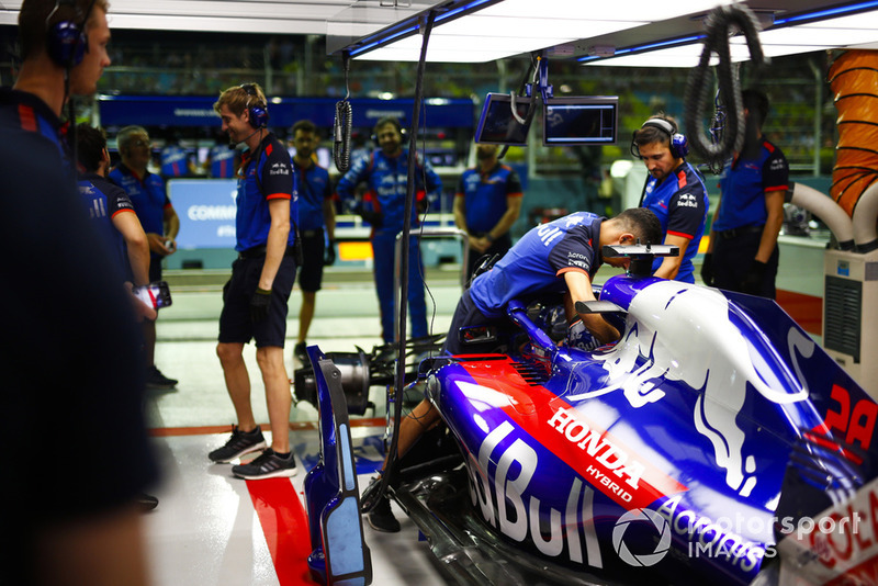 Um mecânico prende os cintos em Brendon Hartley, Toro Rosso STR13