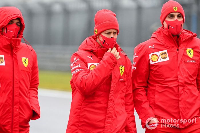 Sebastian Vettel y miembros de Ferrari en Nürburgring