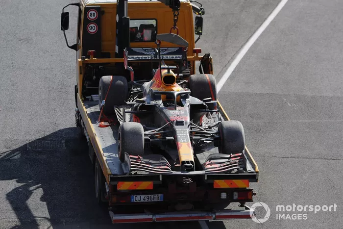 Oficiales retiran el monoplaza de Max Verstappen, Red Bull Racing RB16