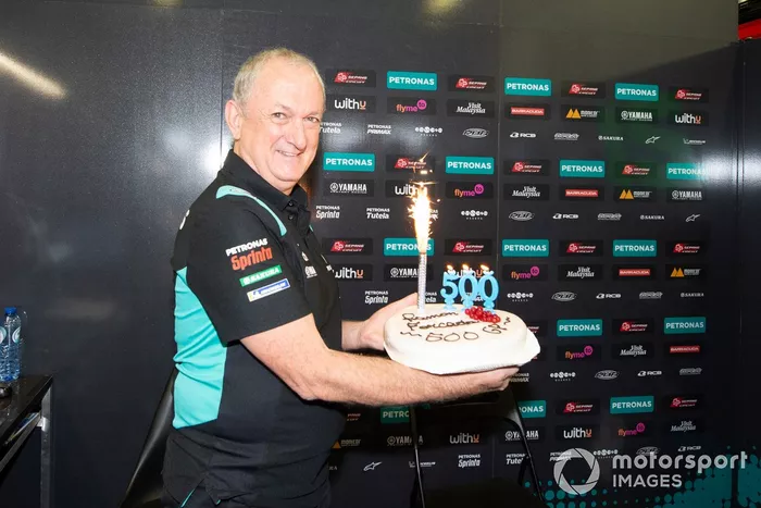 Franco Morbidelli, y el jefe del equipo Petronas Yamaha SRT, Ramón Forcada, celebran la carrera número 500