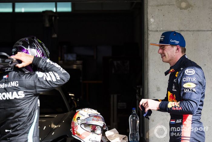 Ganador de la pole Lewis Hamilton, Mercedes-AMG F1, y  Max Verstappen, Red Bull Racing,