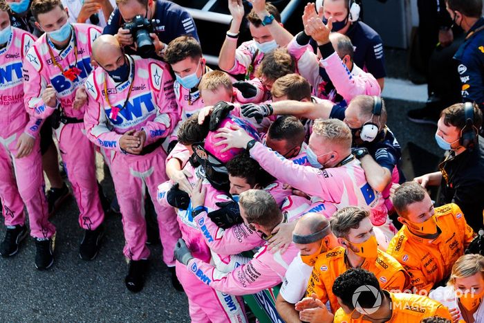 Tercer lugar Lance Stroll, Racing Point, en Parc Ferme celebra con el equipo