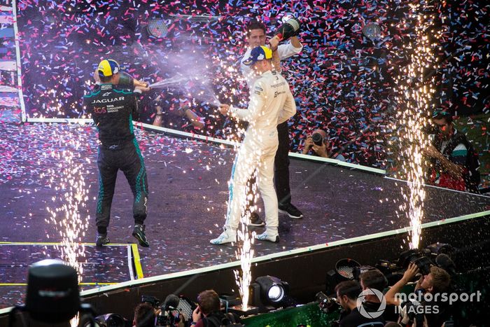 Mitch Evans, Jaguar Racing, segundo, el campeón Stoffel Vandoorne, Mercedes-Benz EQ, Ian James, jefe de Mercedes-Benz EQ, en el podio de campeones