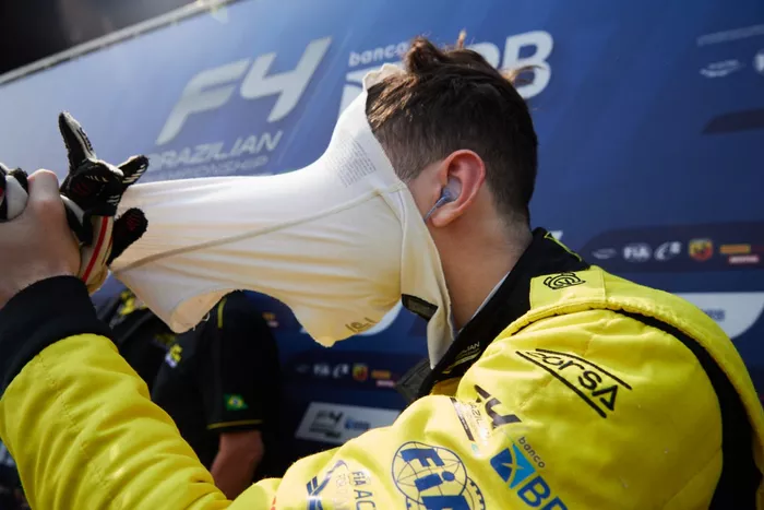 Lucas Staico retira balaclava após vencer no Velocitta