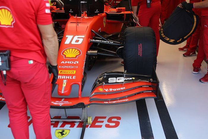 Detalle de la parte delantera del Ferrari SF90 de Charles Leclerc