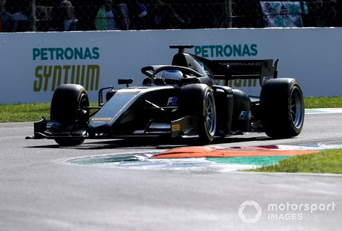 Jean Alesi prueba los nuevos neumáticos Pirelli de 18 pulgadas para las próximas temporada de F2