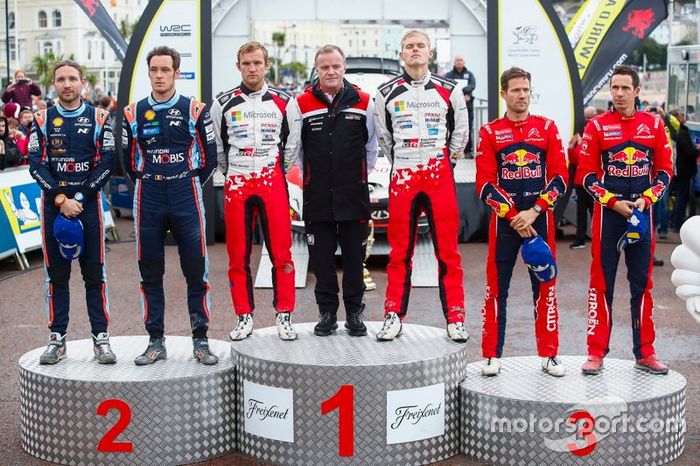 Podio: Ganadores Ott Tänak, Martin Järveoja, Toyota Gazoo Racing WRT Toyota Yaris WRC, segundos Thierry Neuville, Nicolas Gilsoul, Hyundai Motorsport Hyundai i20 Coupe WRC, terceros Sébastien Ogier, Julien Ingrassia, Citroën World Rally Team Citroen C3 WRC con Tommi Makinen, Toyota Gazoo Racing