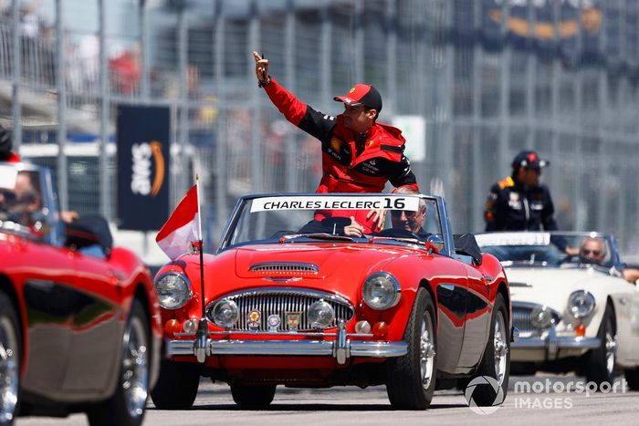 Charles Leclerc, Ferrari, en el desfile de pilotos