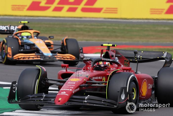 Carlos Sainz, Ferrari F1-75, Lando Norris, McLaren MCL36