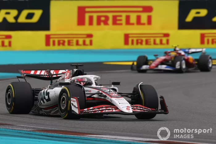 Lewis Hamilton, Ferrari, Esteban Ocon, Haas F1 Team