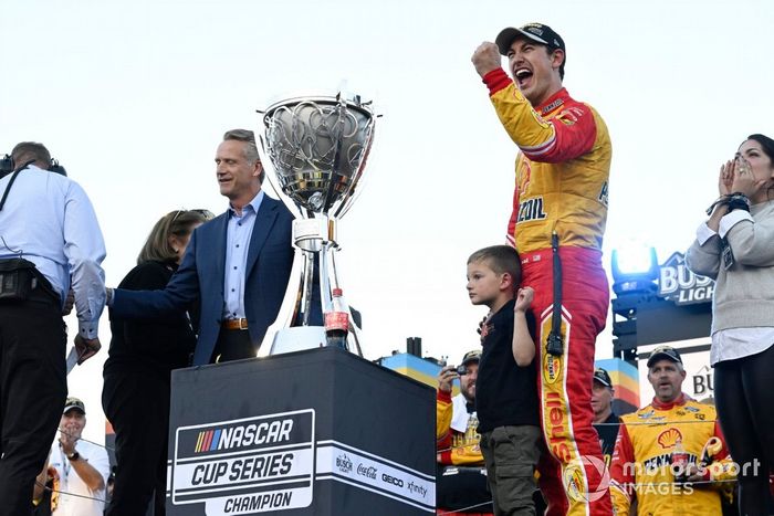 El Campeón de la Copa Nascar Joey Logano, Equipo Penske, Ford Mustang