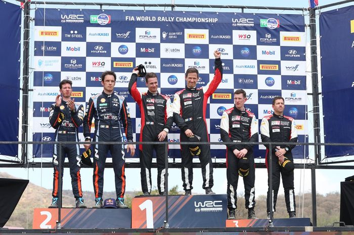 Podio: Ganadores Sébastien Ogier, Vincent Landais, Toyota Gazoo Racing WRT Toyota GR Yaris Rally1, segundos Thierry Neuville, Martijn Wydaeghe, Hyundai World Rally Team Hyundai i20 N Rally1, terceros Elfyn Evans, Scott Martin, Toyota Gazoo Racing WRT Toyota GR Yaris Rally1.
