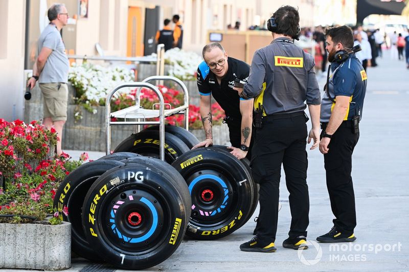 Técnicos de Pirelli en boxes