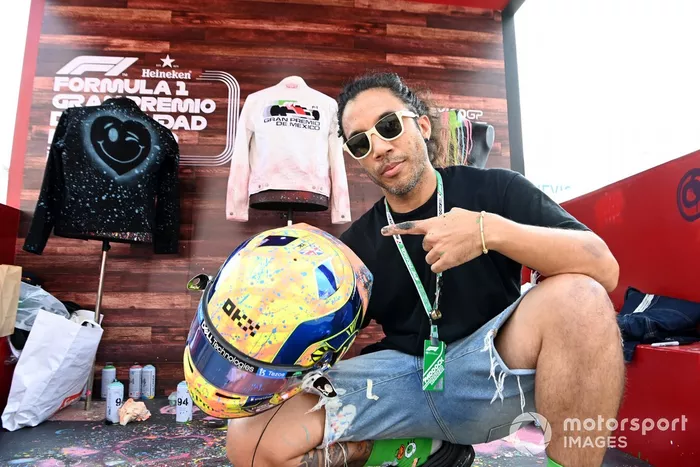 Jimmy Pierce con un diseño de casco para Lando Norris, McLaren