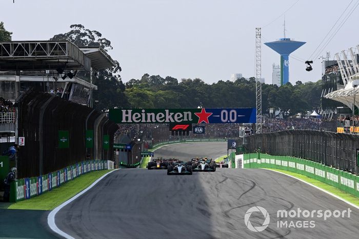 George Russell, Mercedes W13, Lewis Hamilton, Mercedes W13, Max Verstappen, Red Bull Racing RB18, Sergio Pérez, Red Bull Racing RB18, Charles Leclerc, Ferrari F1-75, Lando Norris, McLaren MCL36, el resto en la salida