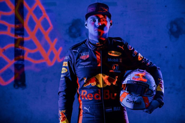 8. Mono y botines de Max Verstappen, más un endplate de Bull Racing:  27.600 libras