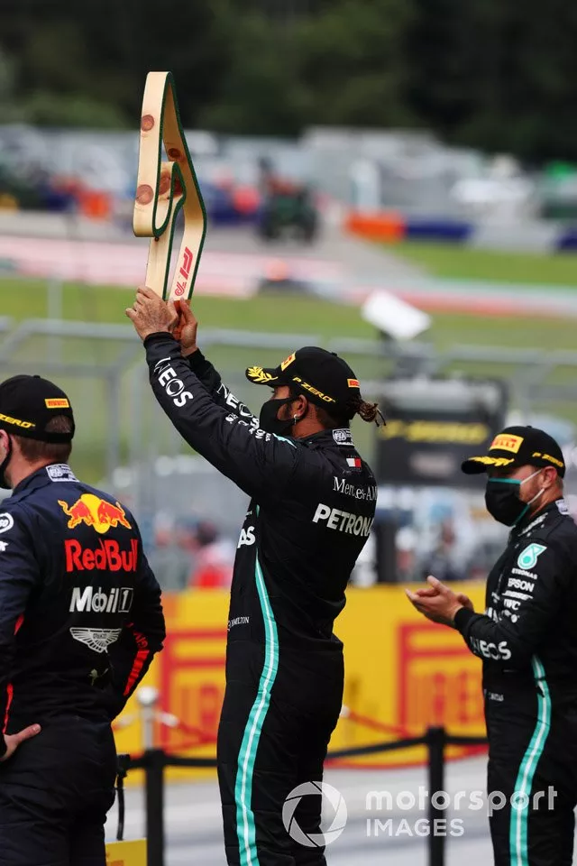 Podio: ganador de la carrera Lewis Hamilton, Mercedes-AMG Petronas F1, segundo lugar Valtteri Bottas, Mercedes-AMG Petronas F1 y el tercer lugar Max Verstappen, Red Bull Racing