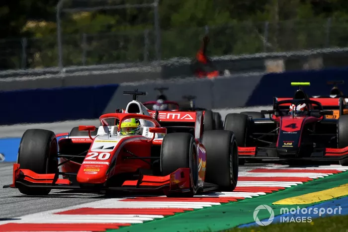 Mick Schumacher, Prema Racing, precede Callum Ilott, UNI-Virtuosi