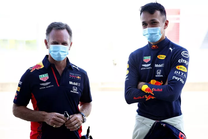 Alex Albon, con el director de Red Bull, Christian Horner
