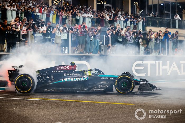 Lewis Hamilton, Mercedes F1 W15, świętuje z pączkami po wyścigu