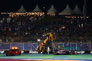 Una grúa retira el coche de Esteban Ocon, Alpine A524 