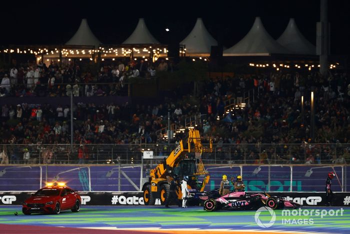 Una grúa retira el coche de Esteban Ocon, Alpine A524 