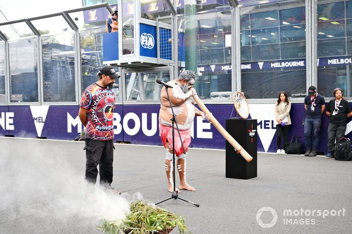 Un intérprete de Welcome to Country