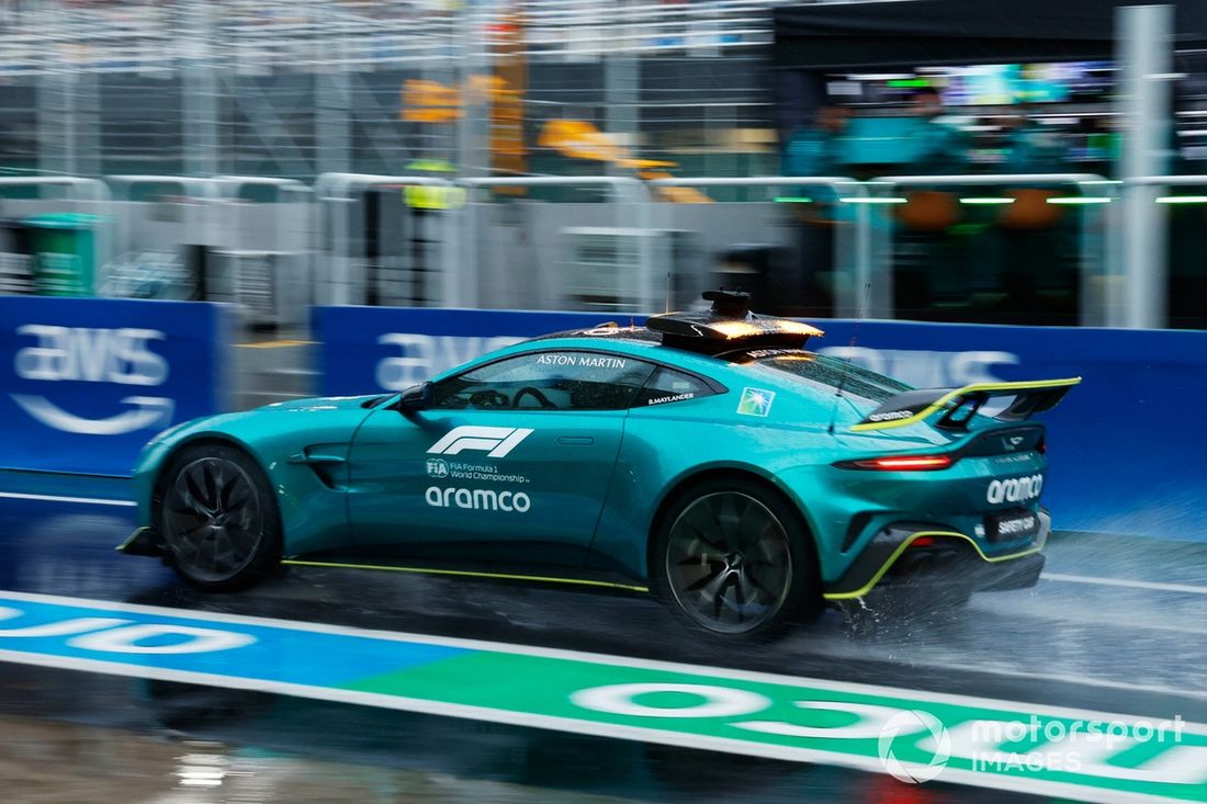 El coche de seguridad en boxes